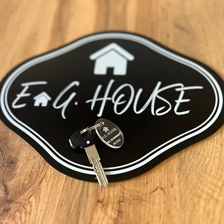 E.g. House アパート
